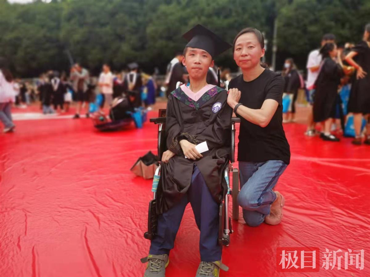 武汉大学“轮椅学霸”毕业，校长蹲下与他合影送祝福