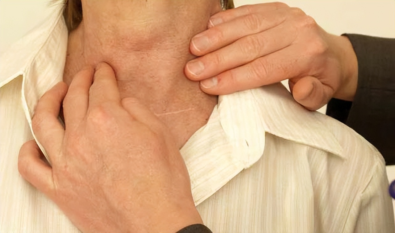 甲状腺是人体内比较重要的一个内分泌腺体,位于脖子部位,甲状软骨下方