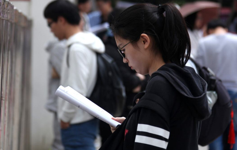 公务员或将迎改动，“考公”不是唯一道路，这3类学生可免试上岸