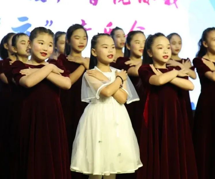 煎茶小学全校同步观看“清凉一夏、音悦你我”“云”音乐会直播