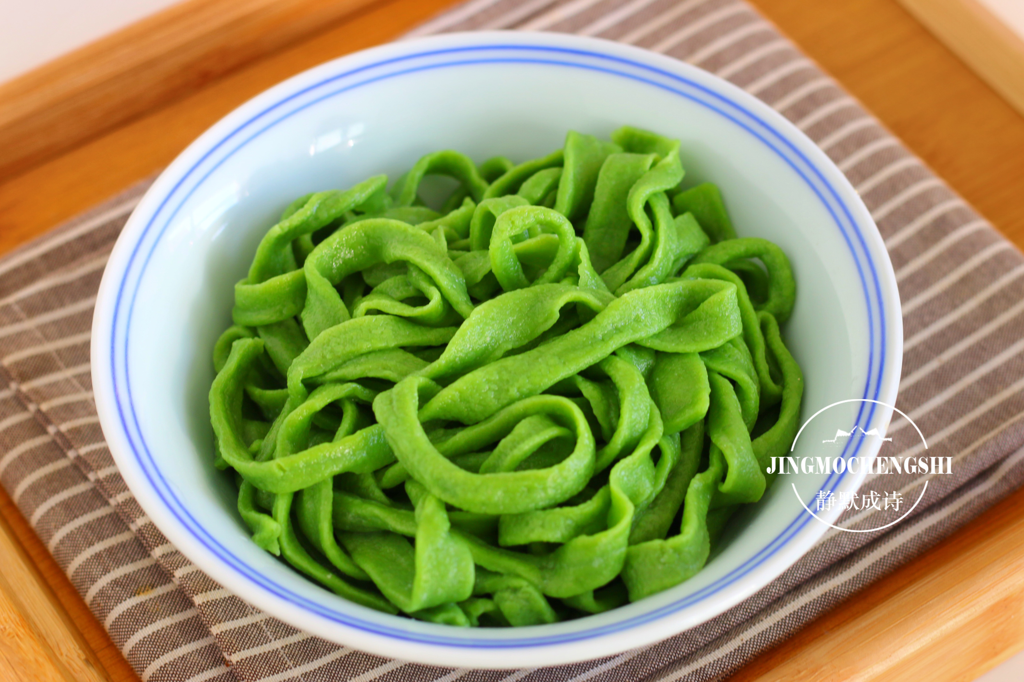 菠菜手擀面的正确做法,及固色技巧,不用加小苏打,面条照样翠绿