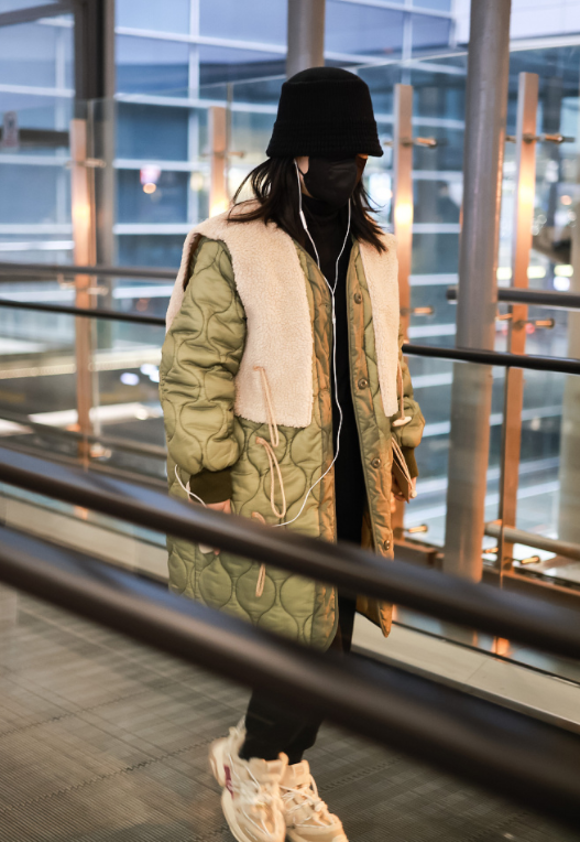 “谢娜”的衣品终于逆袭！穿牛油果绿棉服配运动裤，减龄如同18岁