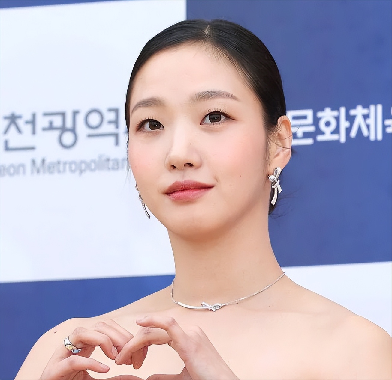 韩国青龙大赏明星生图！没了滤镜颜值集体掉线，金高银发际线堪忧