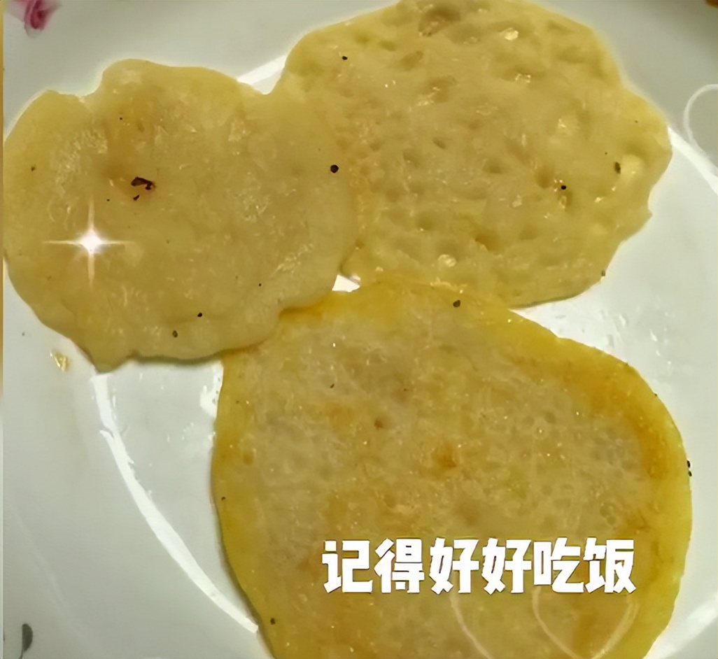 陆毅老婆晒十岁小女儿烙饼，小叶子颜值逆袭，和姐姐贝儿一样漂亮