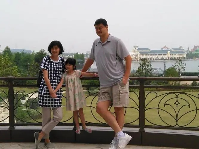 嫁给2米26的姚明是什么感觉？叶莉的回答让人感动，球迷直呼般配
