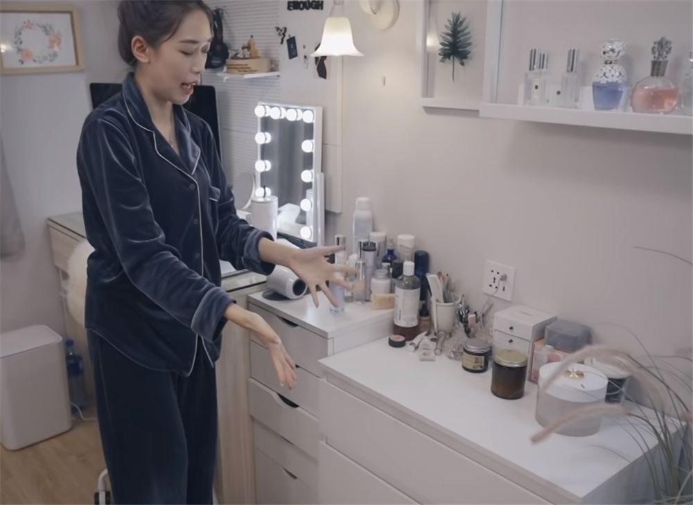 90后女生改造9㎡卧室：将逼仄空间化腐朽为神奇，半平米都不浪费
