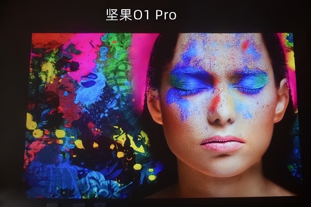 担心长焦投影仪占地方？选超短焦吧！坚果智慧墙O1 Pro体验很好