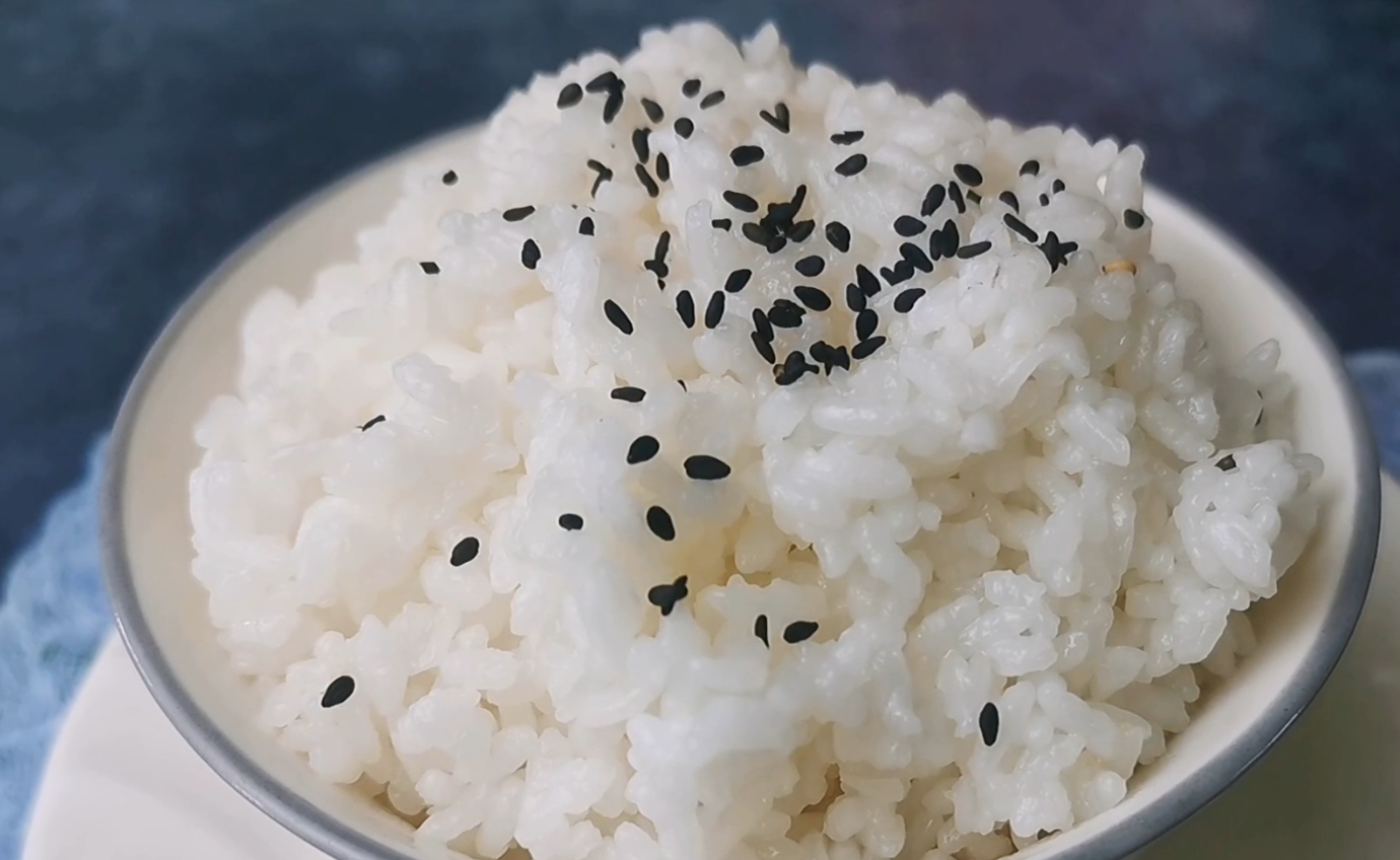 电饭煲蒸米饭按哪个键(蒸米饭有绝招,教你加这3样东西,蒸出米饭香甜