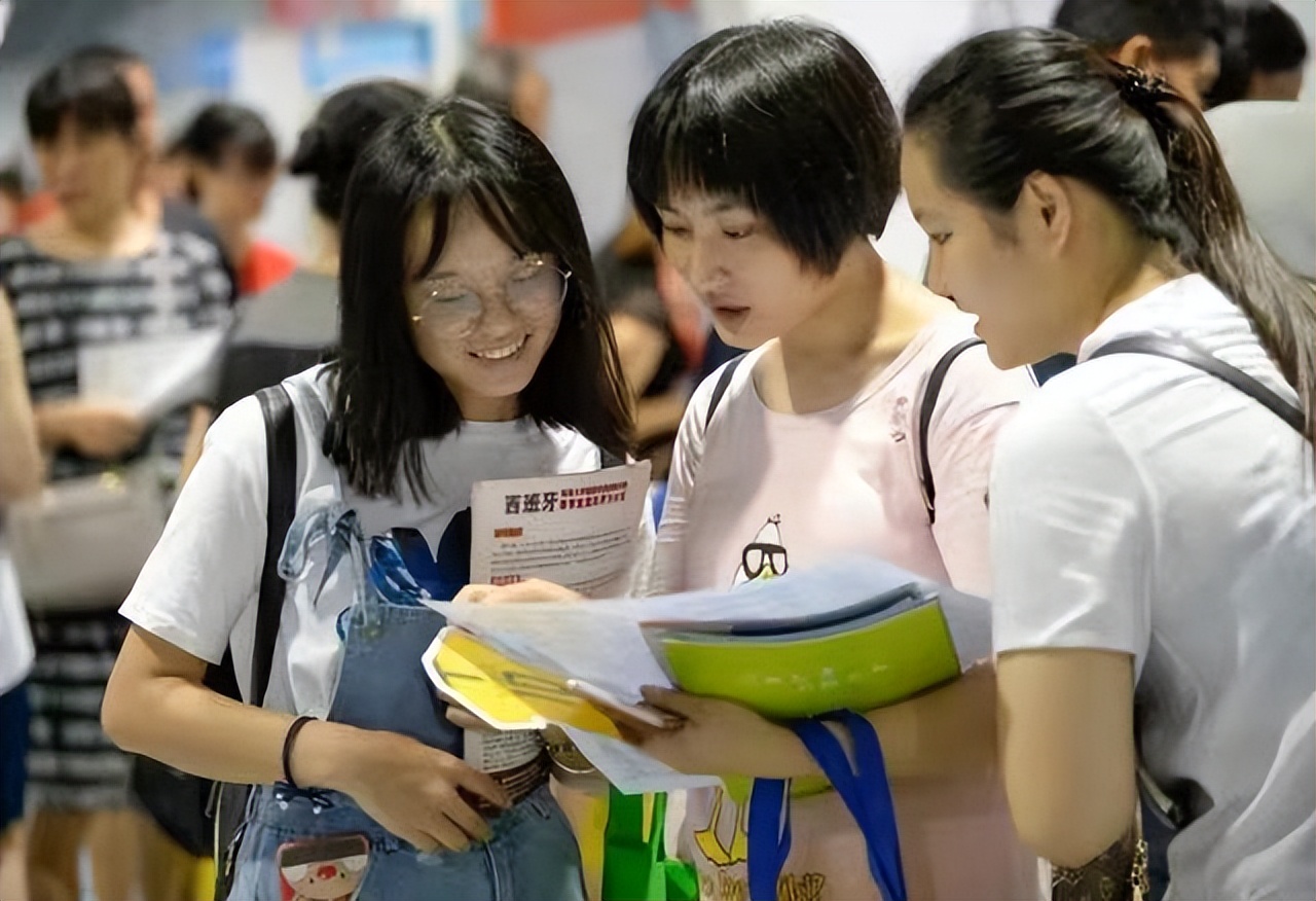 重庆三所大学毕业证犹如白纸，已被各大官媒曝光，大家报考需谨慎