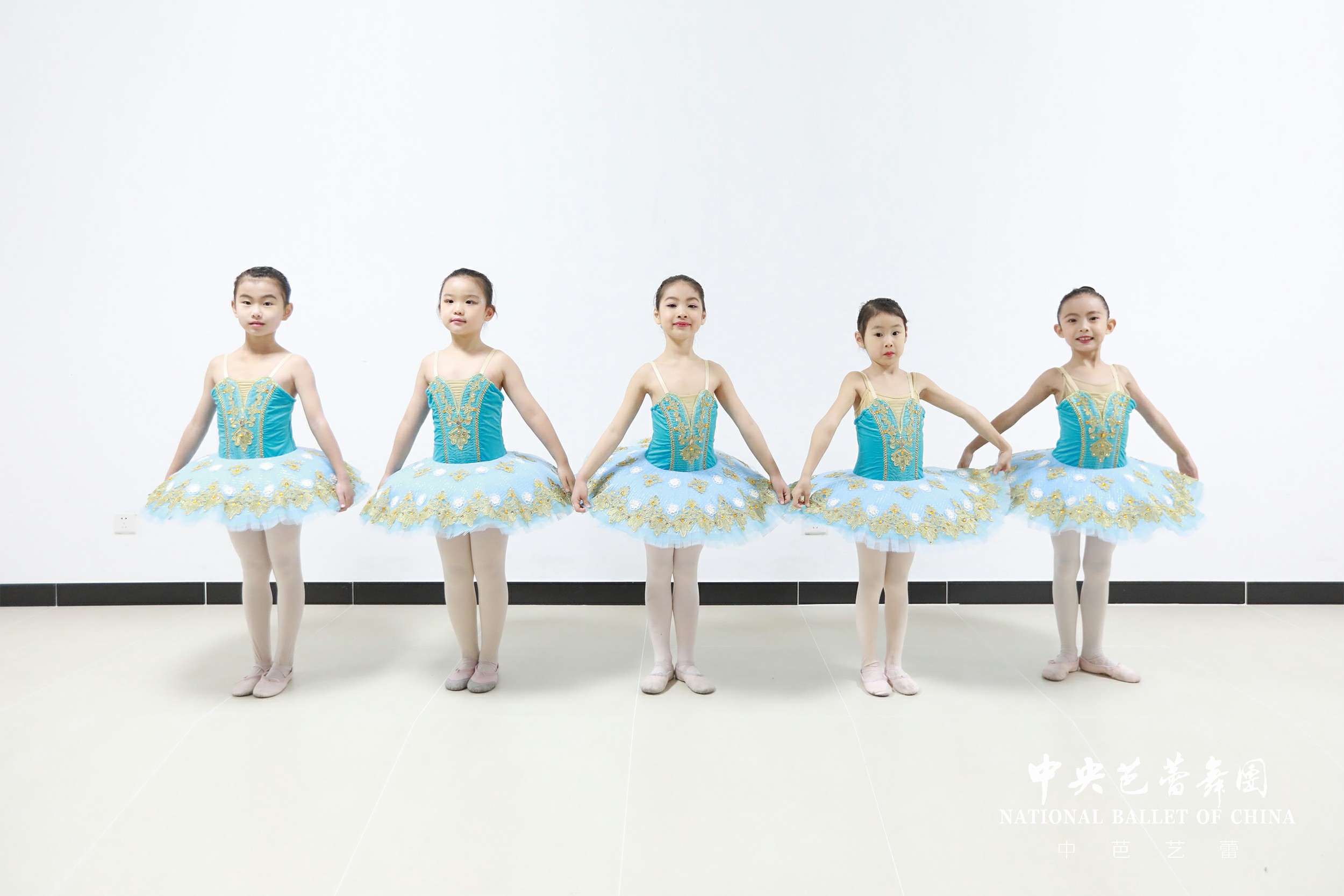 中华文明的根和魂献花中芭交响芭蕾“世纪”致敬