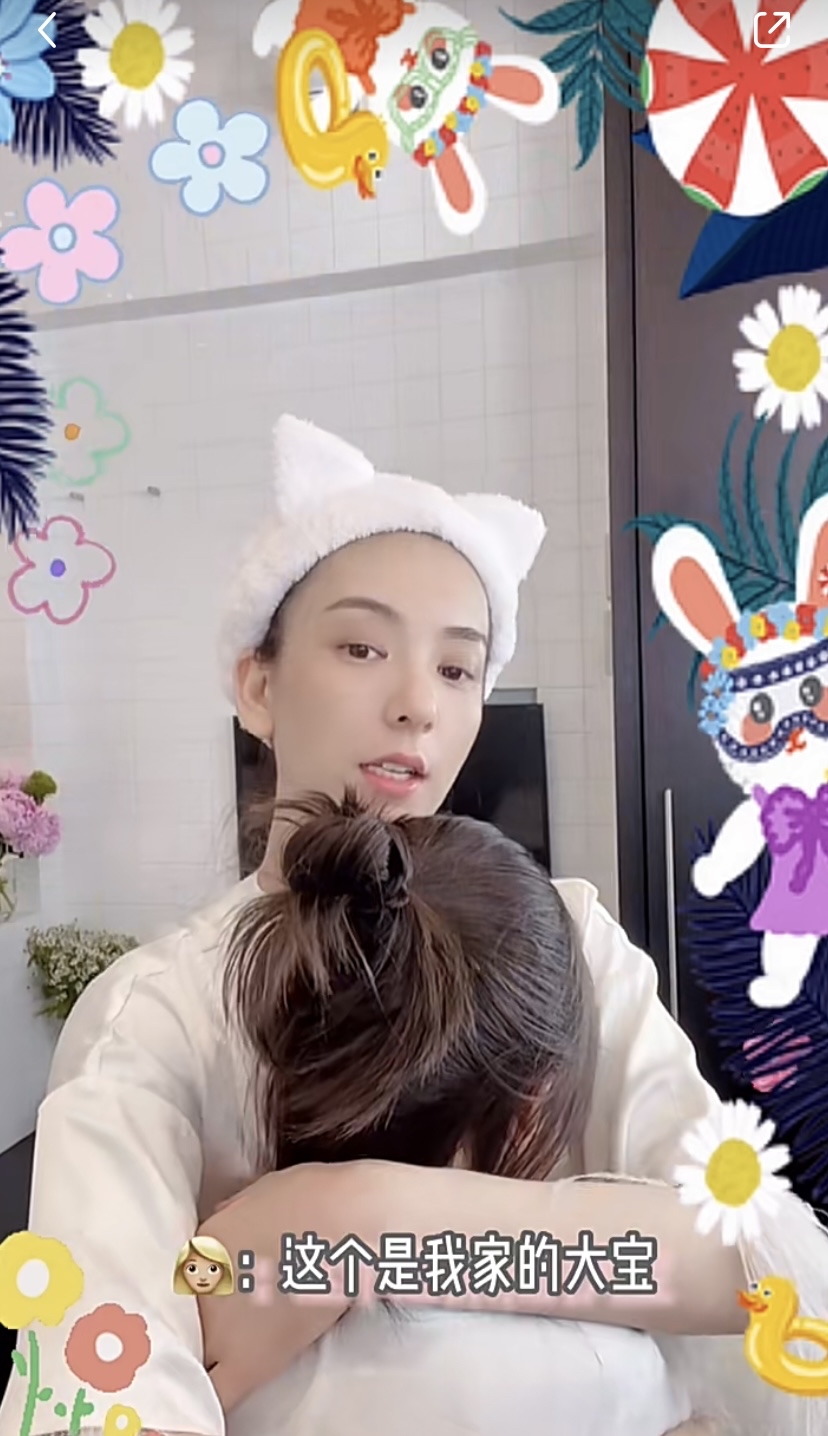 看看方媛早晨洗脸的行头，4万6的项链，7600的睡衣，尽显幸福点滴