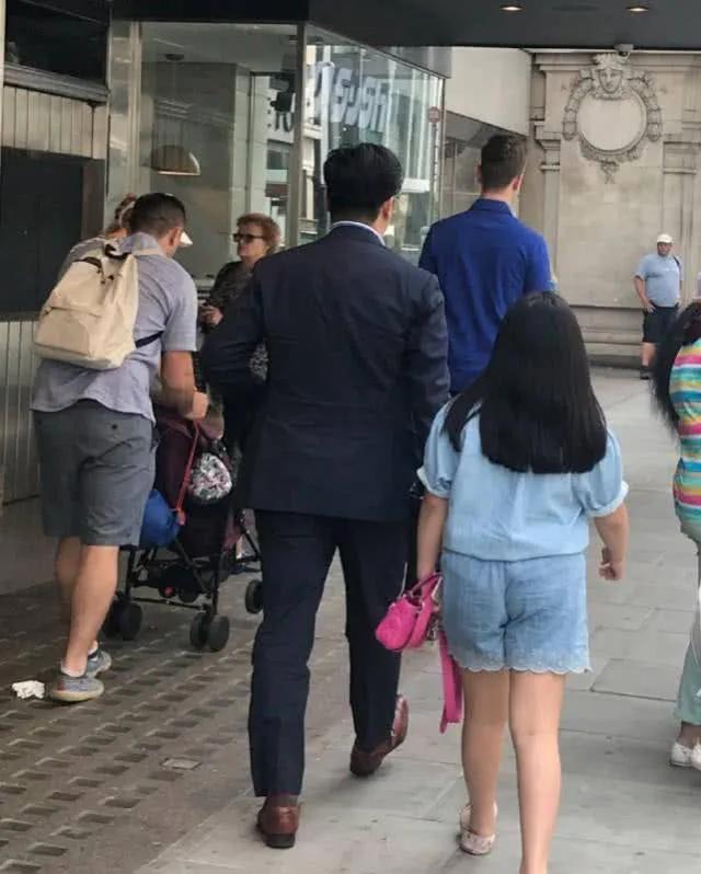 花钱如流水的4位女明星，一年2亿，有钱也养不起