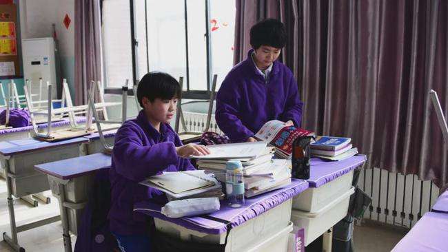 新学期座位如何定？按成绩不允许，按身高不公平，那就按关系分