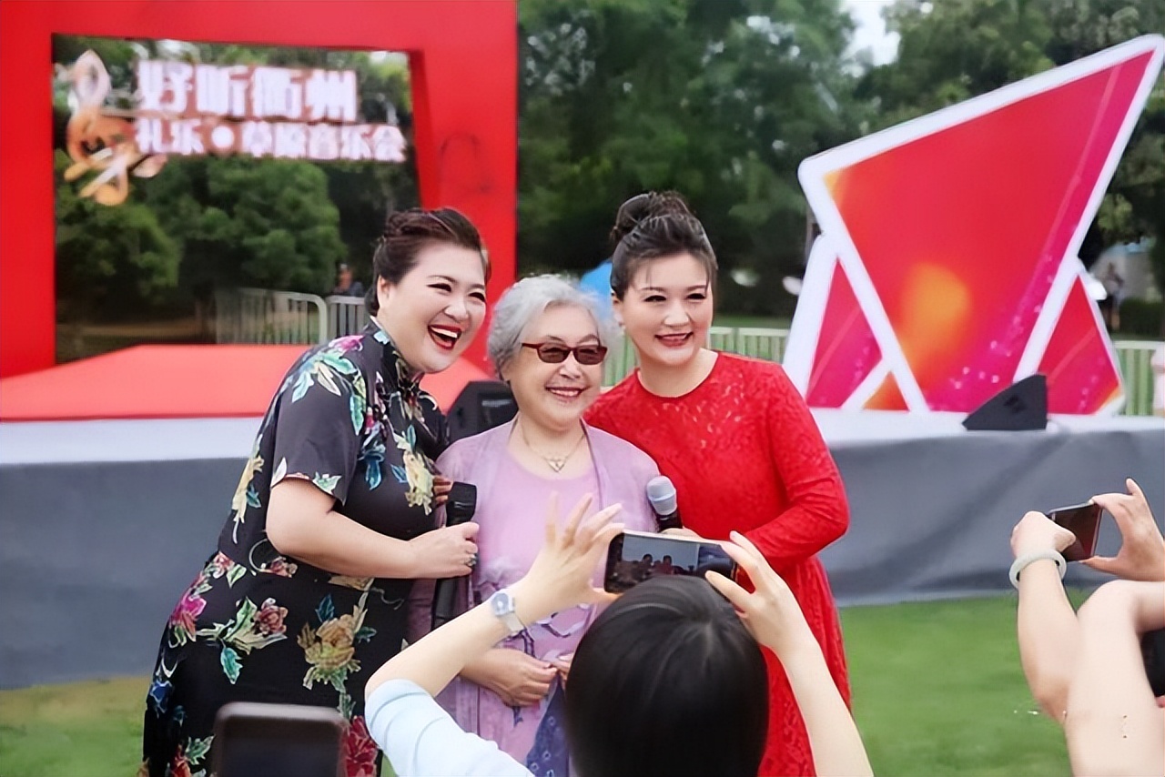 美声与民族“双料歌后”万山红，如今的她，依旧风采照人