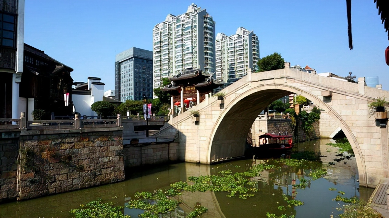 2000年，江苏女工人在车库偶遇收养16岁孤儿，15年后被回报1530万