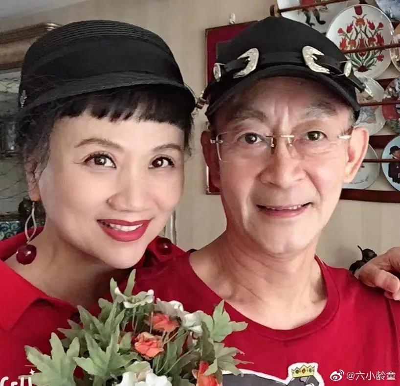 六小龄童庆结婚34年：反目恩师批评同行毁誉参半，妻子一路相陪