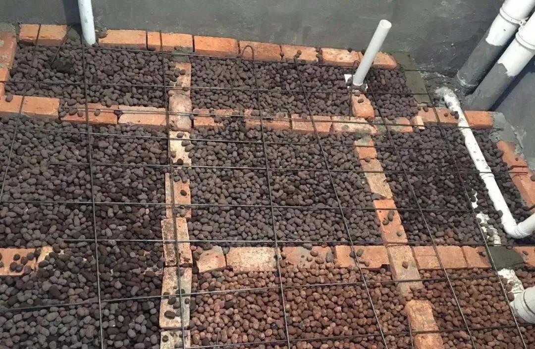 抬高楼板还是降低楼板的方法,还是重新布置排水管来实现马桶的位移