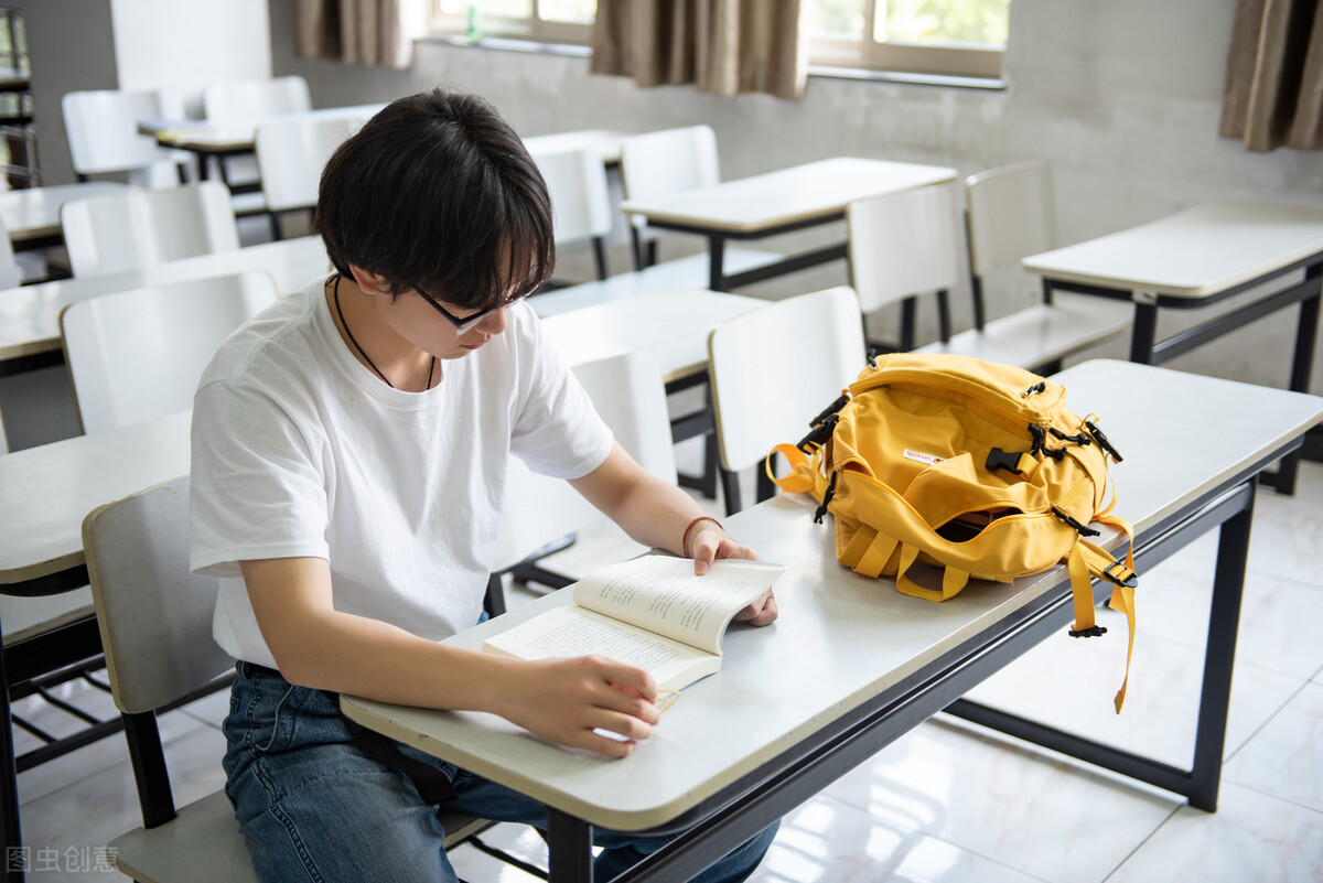 “丧偶式”育儿教育环境下大学生心理问题转变探析，值得思考