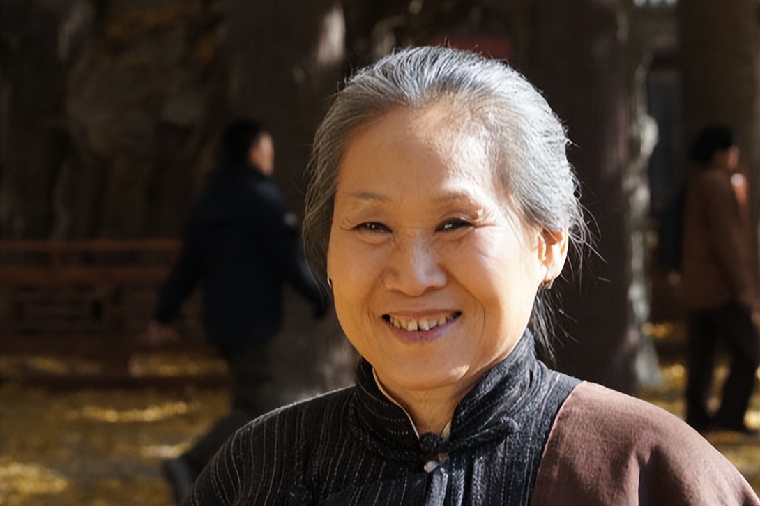 “百亿老太”苇青：荧屏上的扮丑卖惨只是表象，她的故事很励志