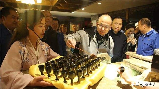 上海首富郭广昌：草根出身，用三年时间赚1个亿，迎娶美女主持人