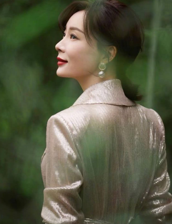 女人过了四十岁，做发型千万别踩这五种“雷”，显老又显土气