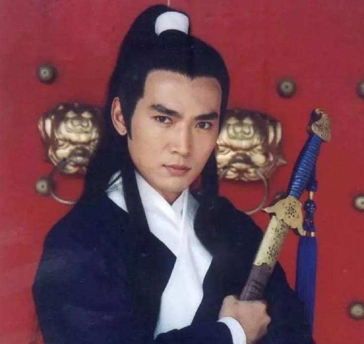 焦恩俊,也是塑造了许多经典角色的一位老戏骨,二郎神,李寻欢,金蛇郎君