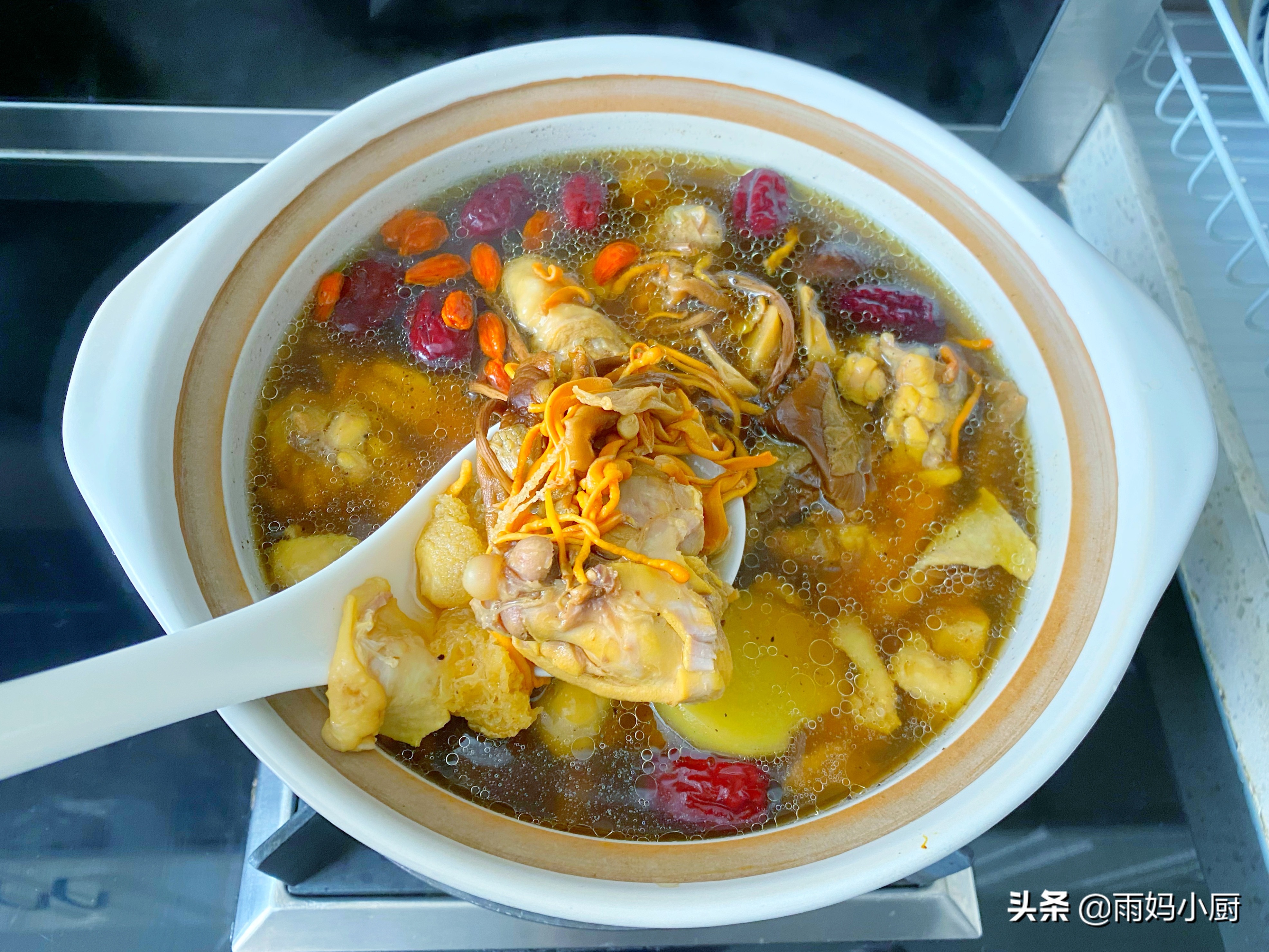 煲一锅鲜香美味的菌菇鸡汤鲜菌菇炖鸡汤