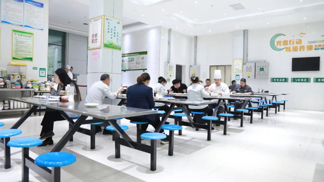 鹏飞职工食堂推出“三元五元”自助餐