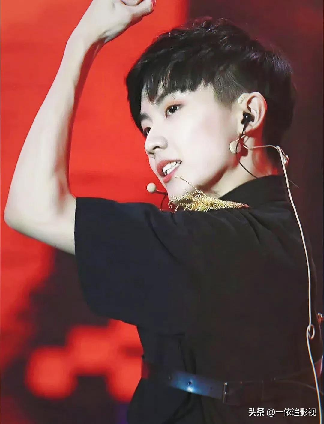 马嘉祺：侧颜白衬衫领带，审美在线，谁看了不说一句有点东西呢？