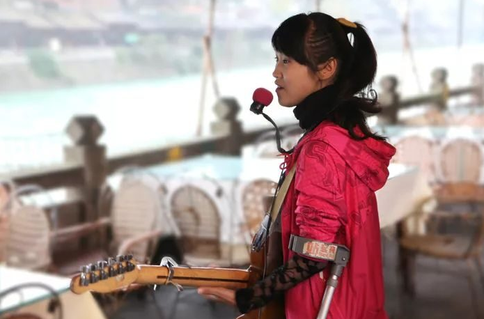 安徽女子舍命救夫，失去双腿后被丈夫抛弃，她如今怎样了？