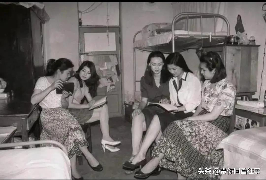 中国80年代最真实的12张老照片，你还记得他们吗