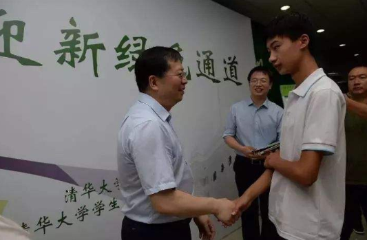 寒门学子庞众望，744分考上清华得校长亲自接待，他有啥特别