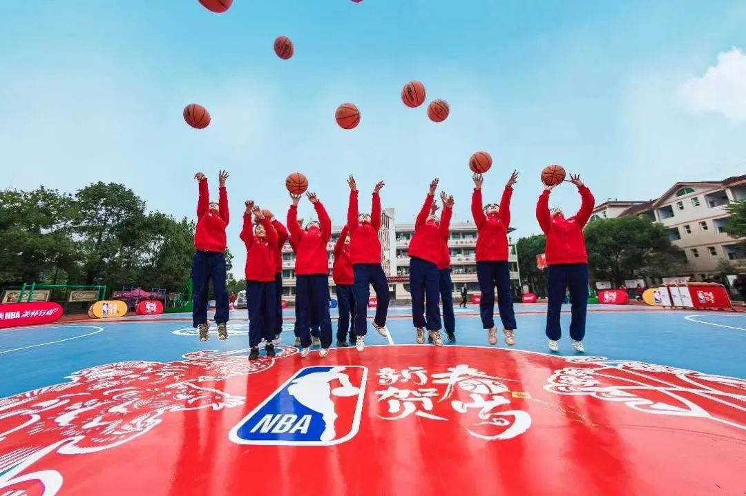 nba采用了哪些运用模式(NBA开启篮宇宙时代！超级黑科技成75周年盛典最炫酷看点)