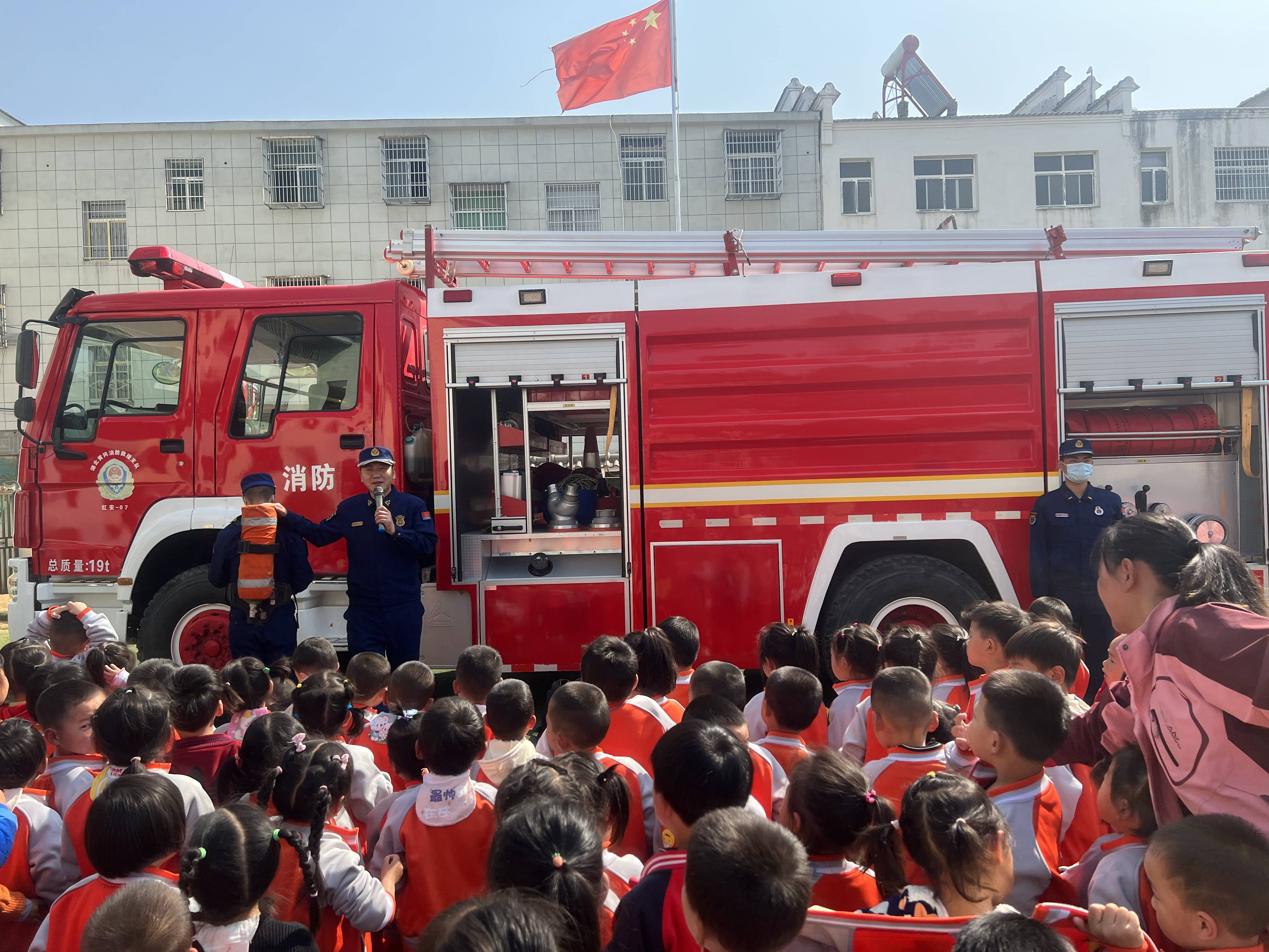 当 蓝精灵 遇上 小精灵 他们会碰撞出什么样的花火 天天看点