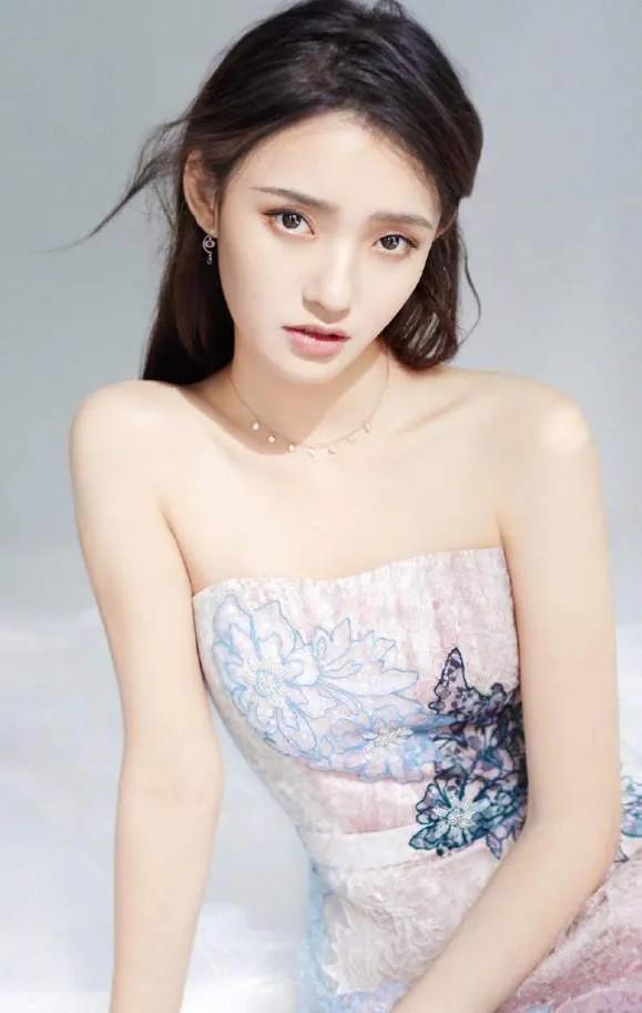 林允：青春靓丽，温婉大方，唯美迷人