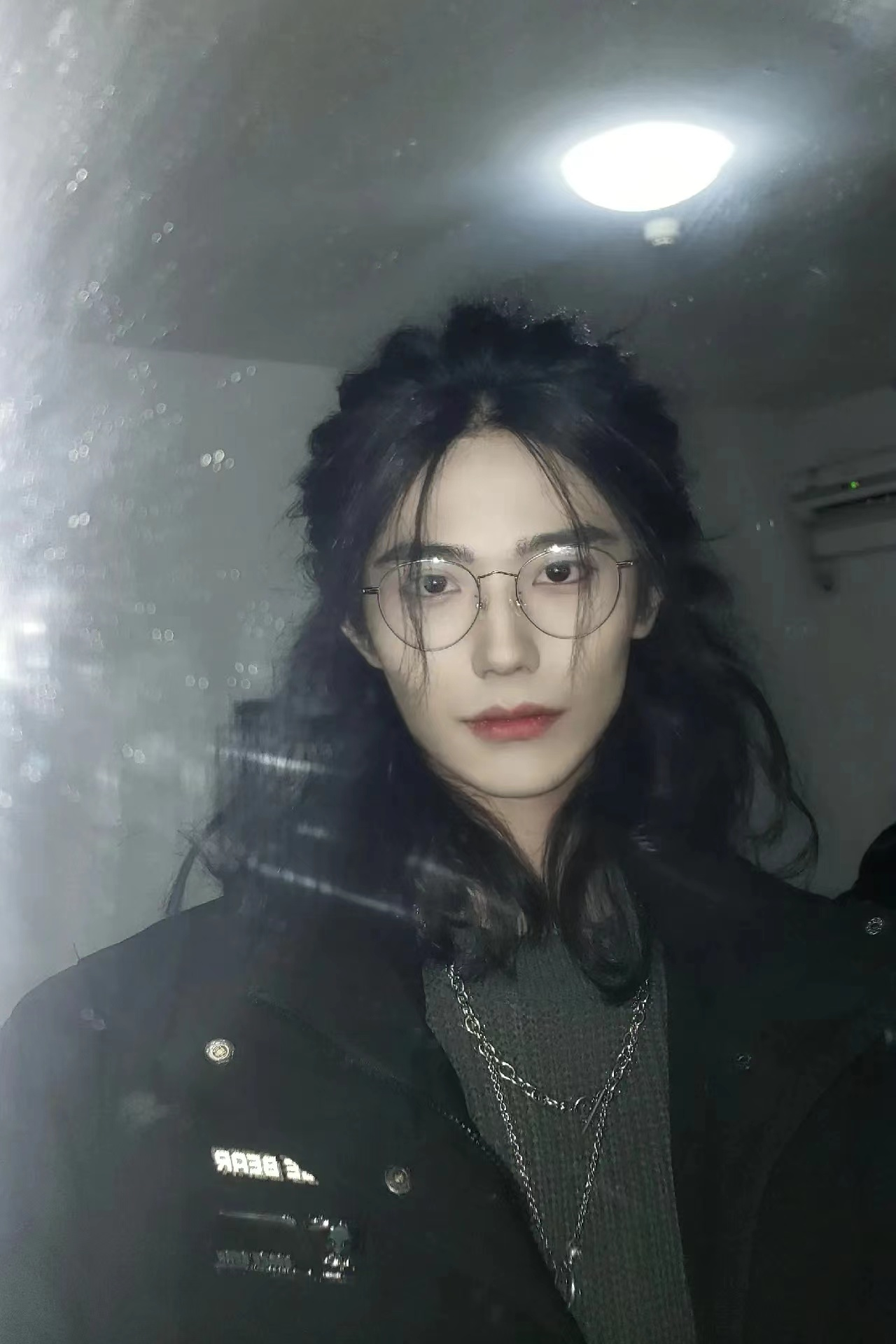 安徽一高校男生走红,长发飘飘且温润如玉,网友:小说照进现实