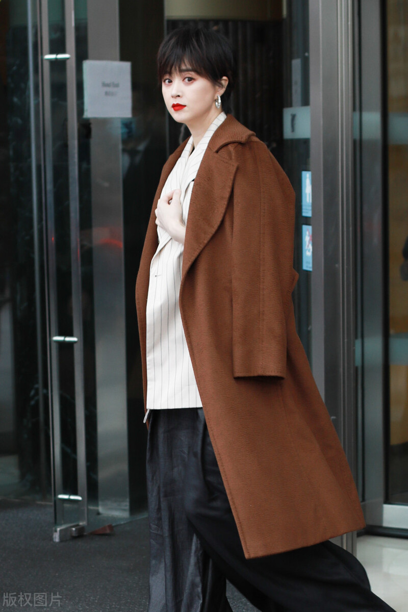 蒋欣霸道女总裁的穿搭风范