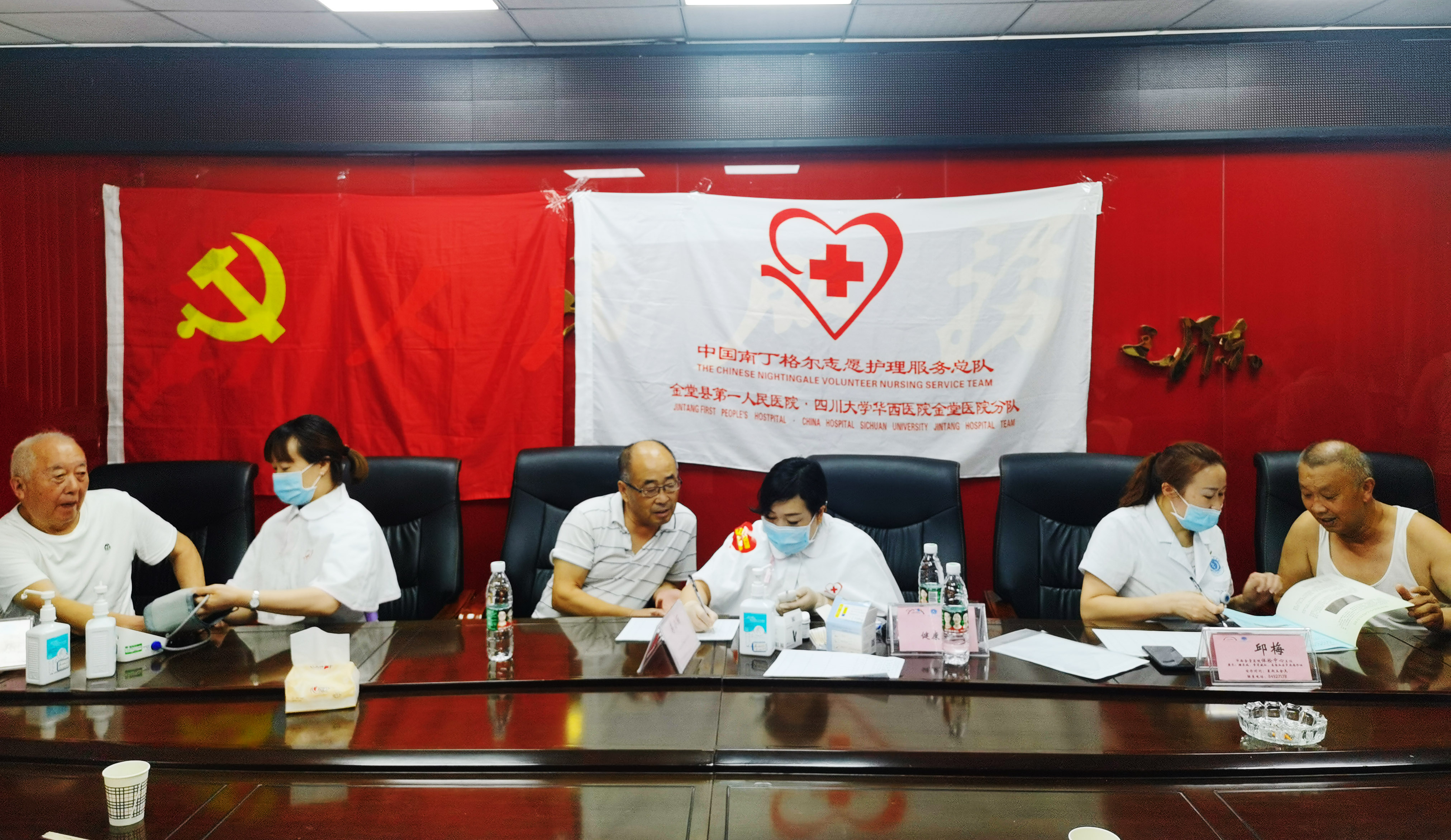 华西金堂医院开展“关爱百姓健康，喜迎二十大”志愿服务活动