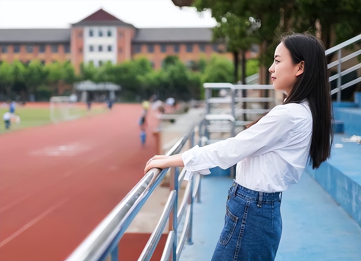 大一到大四“对比照”，大一是帅哥大四被叫哥，反向逆袭惊呆网友