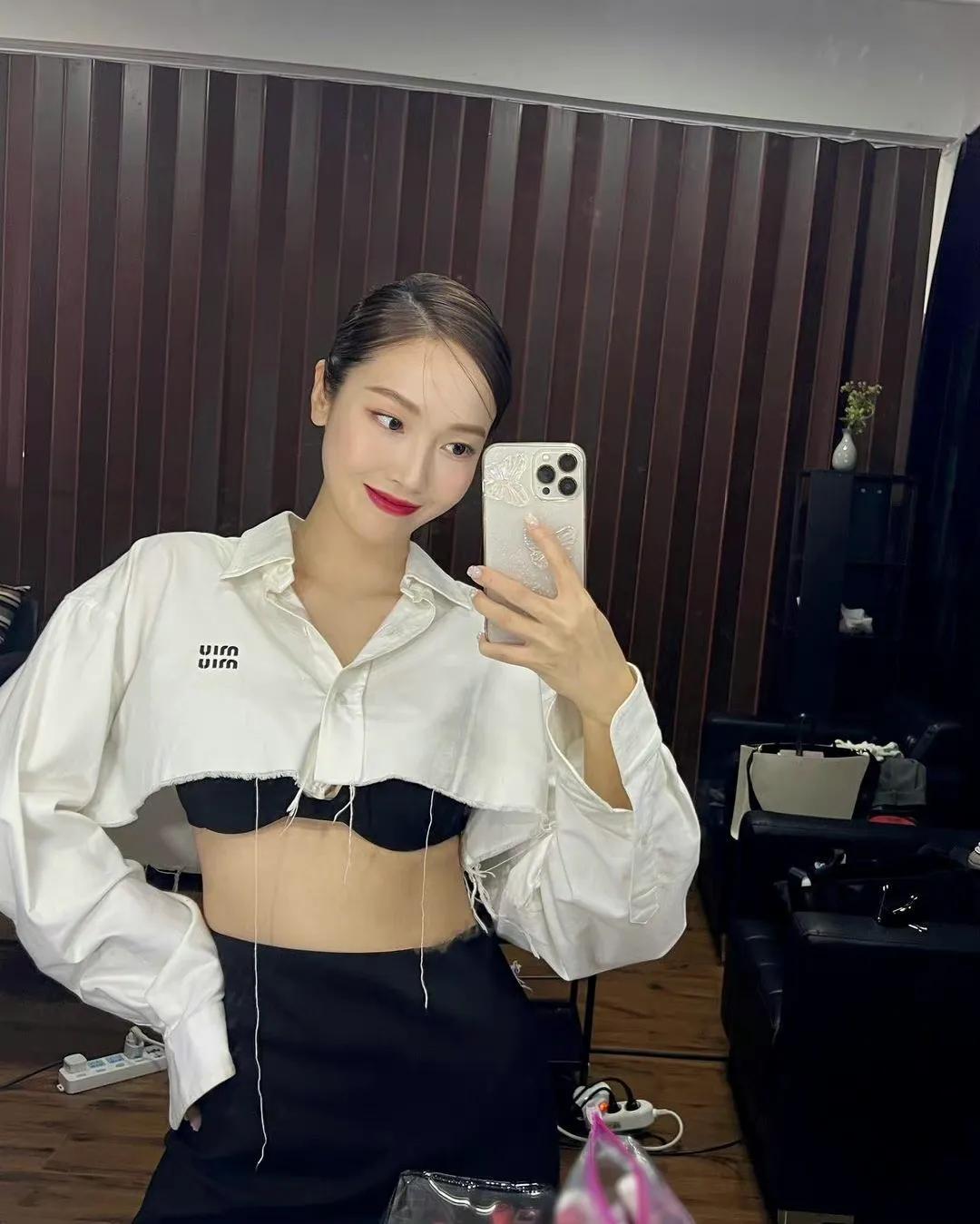 郑秀妍近期穿搭