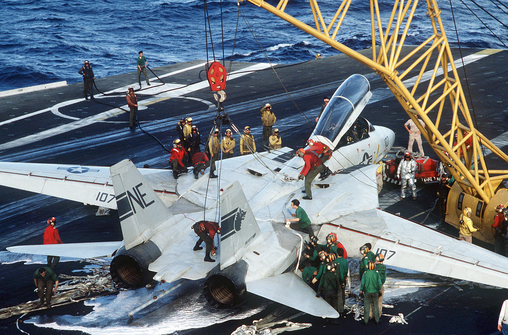 ���죬һ��F-35C���Ϻ�׹�٣�����������