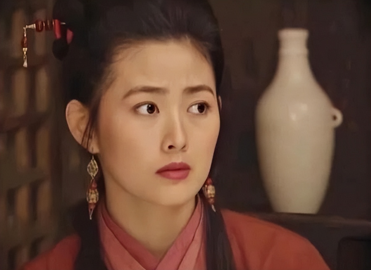 49岁王思懿分享动态，网友请求嫂嫂赐一碗药，她幽默回应显亲切