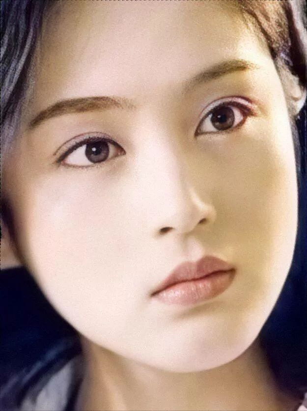 “考古”女星罕见18岁青涩照，刘亦菲太甜了，宁静好野