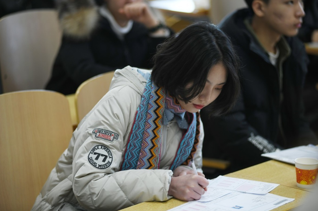 某大学小情侣操场“秀恩爱”，搂抱亲吻，引得上百名同学观看