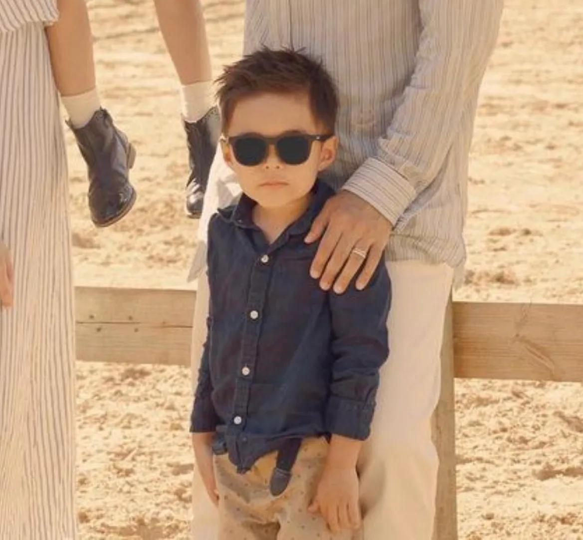 周杰伦元旦晒温馨全家福，一家四口都是高颜值，女儿像妈儿子像爸