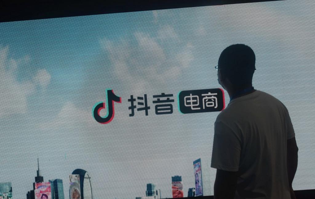 大半个互联网，都在“追杀”小红书