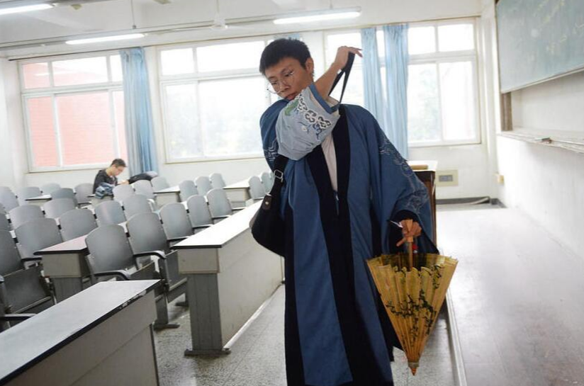 高校男生拒绝博士帽，改穿“进士服”拍毕业照，这身行头不简单啊