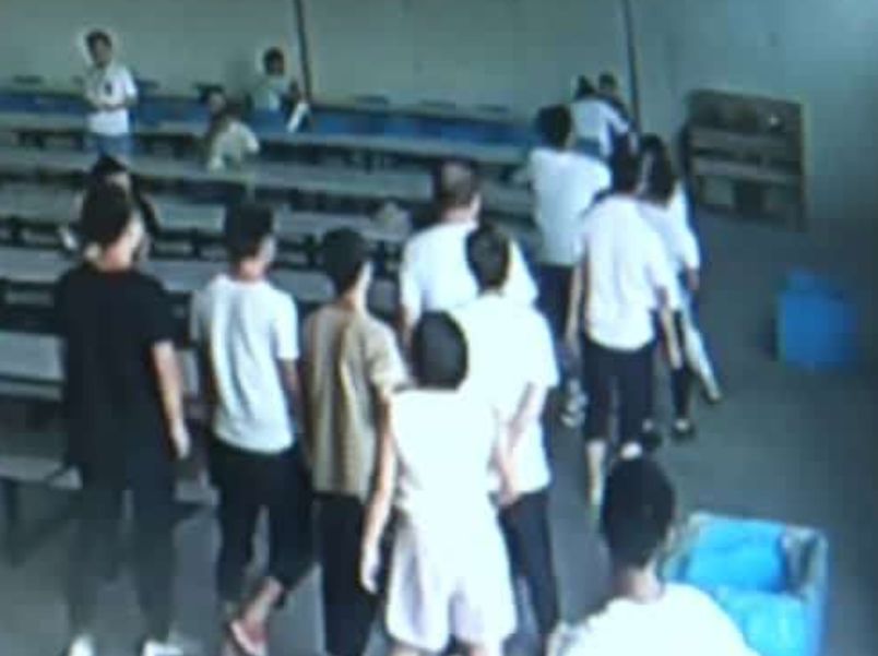 15岁少年“刺死”霸凌者，被判八年刑期，出狱前：别牵扯班主任