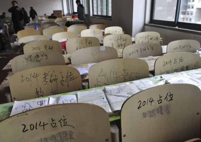 兵马未动粮草先行？一组高校教室实拍图走红，反被嘲“吃相”难看