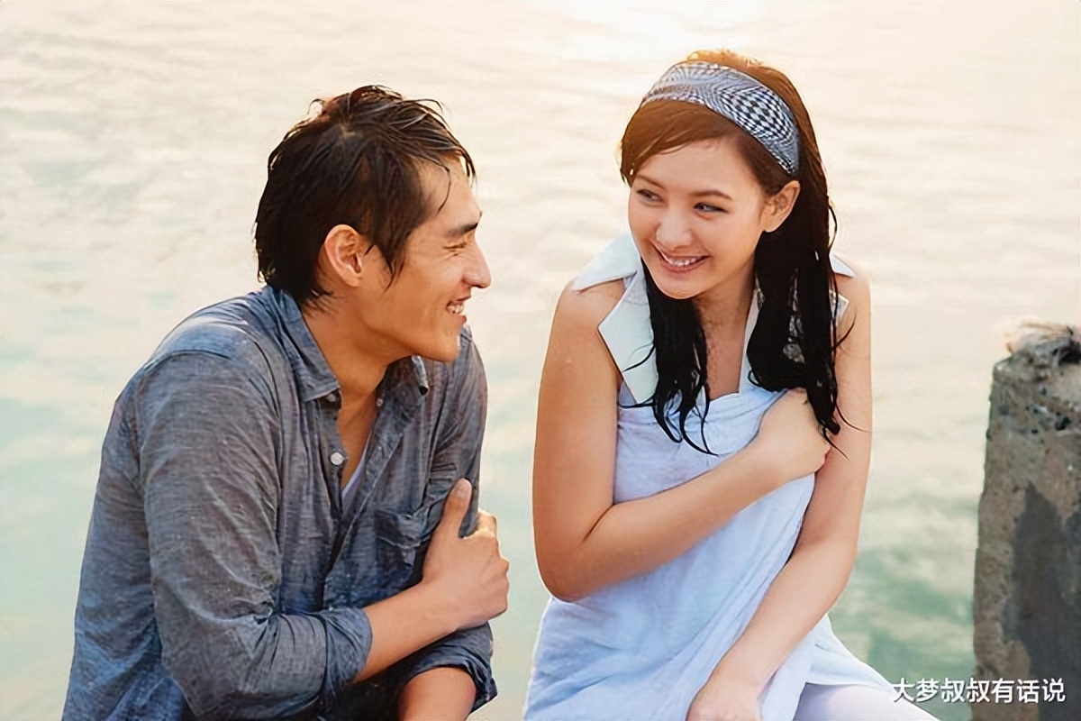 蓝正龙夜市放风4小时，咸酥鸡吃到早餐店！撑伞护花送女生回家